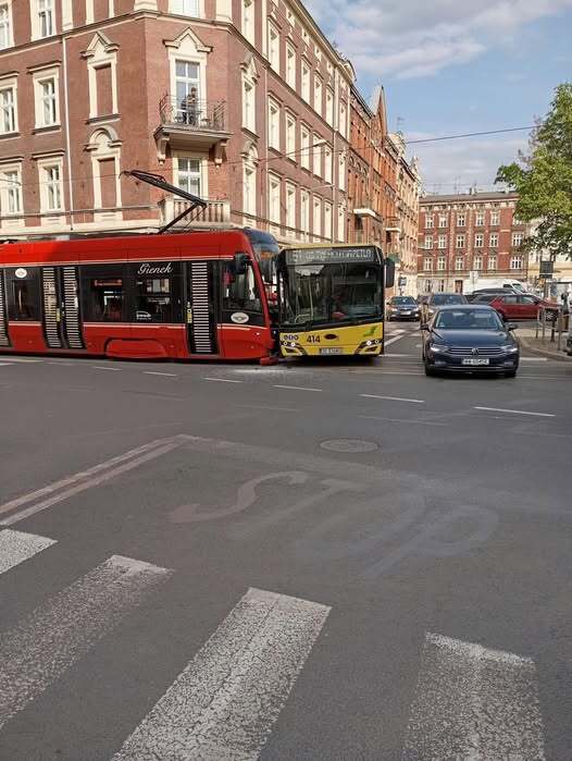 Zderzenie Katowice autobus tramwaj 01