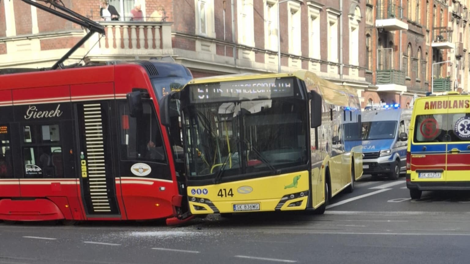 Zderzenie Katowice autobus tramwaj 05
