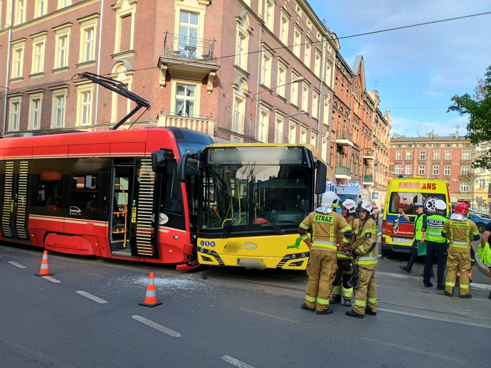 Zderzenie Katowice autobus tramwaj 09