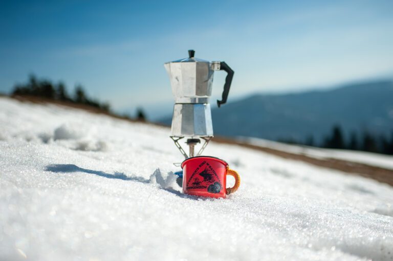 Z życia SKPB Katowice. Zdjęcie konkursowe 2024 - Magda Fabin, Kawka w Beskidach z naszym kubkiem