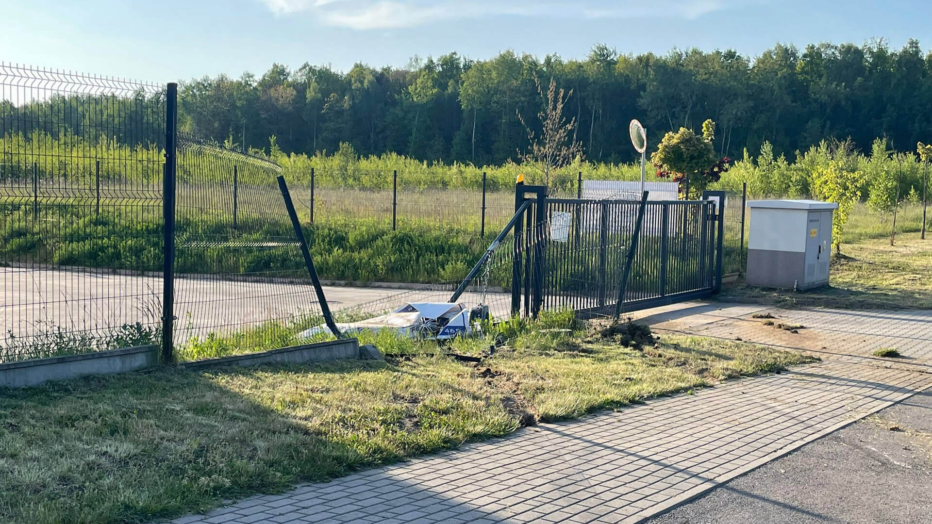 Zniszczone ogrodzenie przy ul. Hakuby