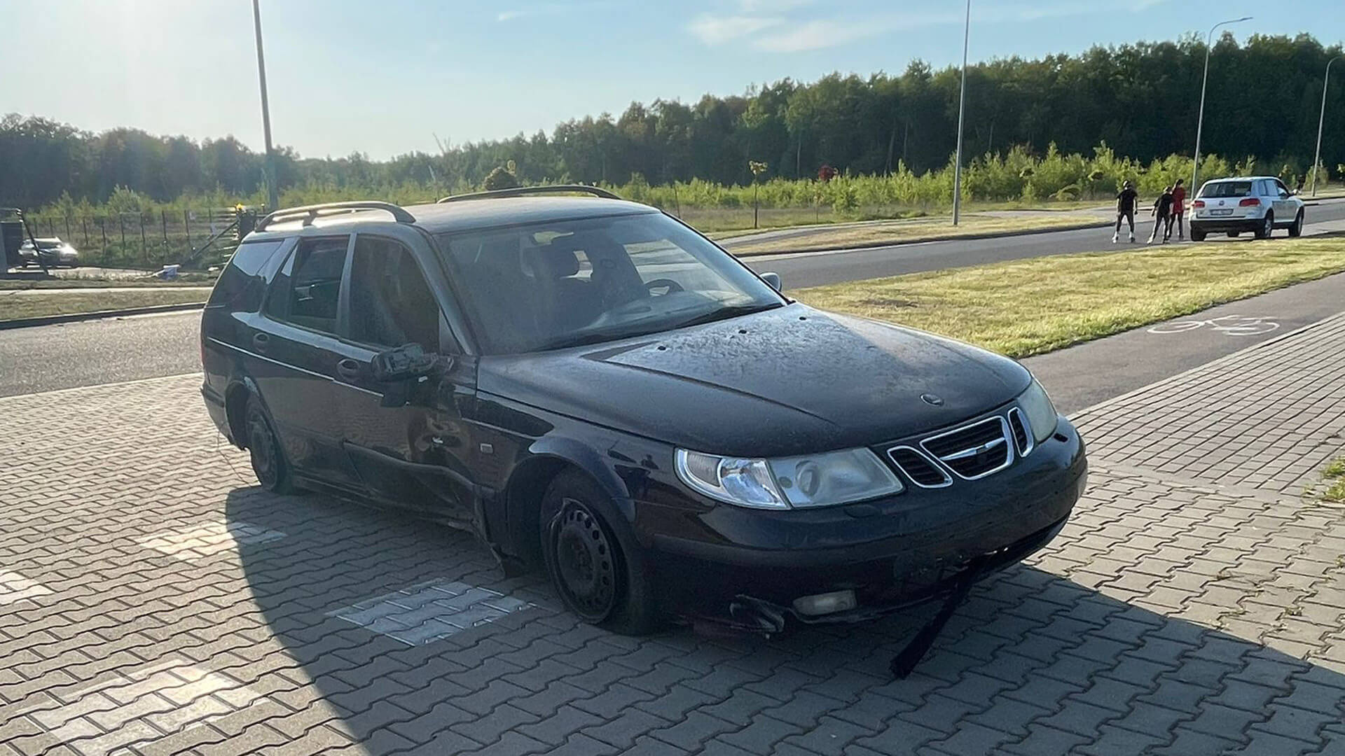 Uszkodzone auto po uderzeniu w ogrodzenie