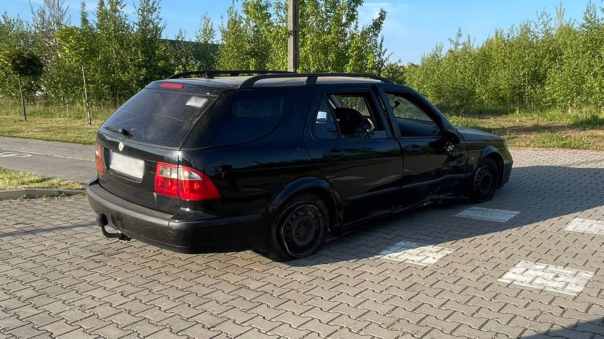 Samochód po uderzeniu w ogrodzenie przy ul. Hakuby